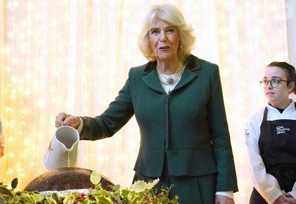 Camilla Parker Bowles, reine consort d'Angleterre, assiste au déjeuner de Noël de l'association Royal Voluntary Service à Londres, le 11 décembre 2024.