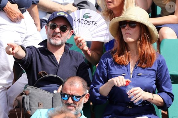 Elle confie avoir attendu des années avant que le diagnostic ne tombe.

Bruno Solo et sa femme Véronique dans les tribunes lors des internationaux de France de Roland Garros à Paris, le 31 mai 2017. © - Dominique Jacovides - Cyril Moreau/ Bestimage