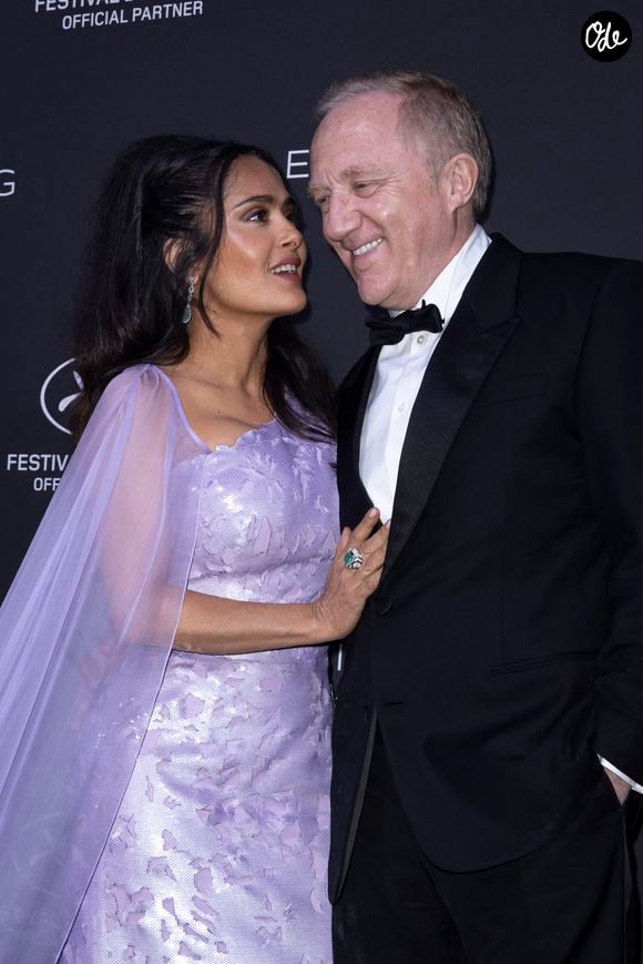 Salma Hayek et son mari François-Henri Pinault - Photocall du dîner "Women in Motion" par le groupe Kering, Place de la Castre, lors du 77ème Festival International du Film de Cannes le 19 mai 2024. © Olivier Borde/Bestimage