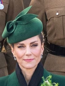 Kate Middleton élégante pour la Saint-Patrick : broche en or et long manteau vert, elle décore Seamus, la mascotte des Irish Guards