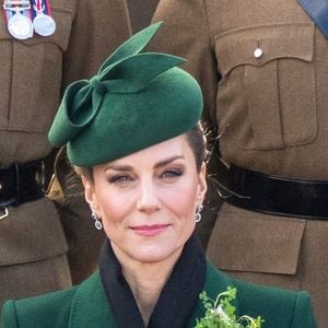 Kate Middleton a retrouvé les Irish Guards  à l’occasion de la Saint-Patrick.

Kate Middleton assiste au défilé de la Saint-Patrick des Irish Guards à la caserne de Mons, Aldershot.
Backgrid UK/ Bestimage