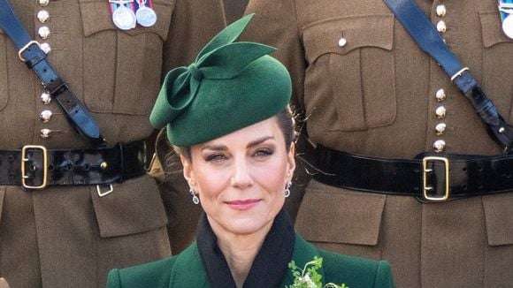 Kate Middleton élégante pour la Saint-Patrick : broche en or et long manteau vert, elle décore Seamus, la mascotte des Irish Guards