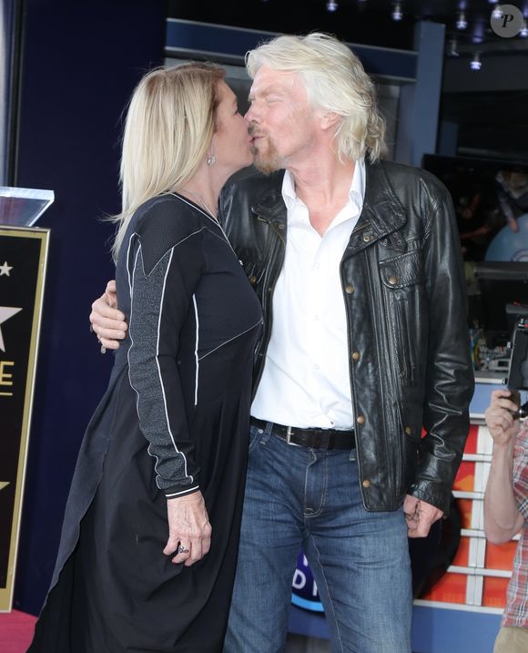 Qui pleure la disparition de son épouse Lady Joan

Sir Richard Branson et sa femme Joan Templeman - Sir Richard Branson reçoit son étoile sur le Walk Of Fame à Hollywood, le 16 octobre 2018. © Backgrid USA / Bestimage