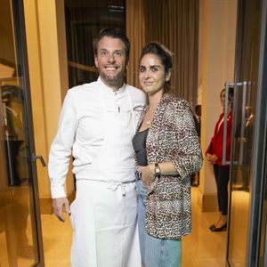 Exclusif - Norbert Tarayre et sa compagne Abi lors de l'inauguration du Restaurant & Bar 19.20 by Norbert Tarayre à l'hôtel Prince de Galles à Paris le 10 octobre 2023.
Le 10 octobre dernier, le tout Paris avait rendez-vous dans ce qui s'annonce comme le bistrot du Triangle d'Or Parisien. Le Chef Norbert Tarayre aidé de l'agence The Atrenders et l'hôtel Prince de Galles ont organisé une pendaison de crémaillère des plus étonnantes.

Au sein de ce mythique établissement de l'Avenue George V, tous les univers ont répondu présent : le monde de la télévision, le monde de la chanson, le monde du cinéma, le monde de la gastronomie , le monde sportif et enfin le monde des influenceurs.

Une soirée incroyable ! C'est au milieu de danseuses du Moulin Rouge, d'un magicien et d'une caricaturiste que le chef Norbert Tarayre a annoncé le programme de son nouveau restaurant " 19.20 La table de Norbert ", un menu à 49e (entrée/plat/dessert), une rôtisserie à partager et un plat à l'ardoise. Pour l'ouverture ce jeudi 12 octobre, Norbert Tarayre veut frapper fort, le plat du jour : Les Moules Frites !

Une soirée où tous les mondes se sont réunis pour créer une nouvelle atmosphère rarement ressentie à Paris. Le sentiment que tout le monde peut échanger, se rencontrer autour de mets extrêmement simples. Cette pendaison de crémaillère a donné un magnifique aperçu de ce que Norbert Tarayre et le Prince de Galles souhaitent mettre en place.

Ouverture officielle le 12 octobre à 12H.

Pierre Perusseau / Coadic Guirec / Bestimage