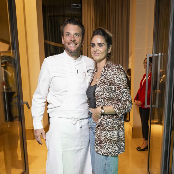 Exclusif - Norbert Tarayre et sa compagne Abi lors de l'inauguration du Restaurant & Bar 19.20 by Norbert Tarayre à l'hôtel Prince de Galles à Paris le 10 octobre 2023.
Le 10 octobre dernier, le tout Paris avait rendez-vous dans ce qui s'annonce comme le bistrot du Triangle d'Or Parisien. Le Chef Norbert Tarayre aidé de l'agence The Atrenders et l'hôtel Prince de Galles ont organisé une pendaison de crémaillère des plus étonnantes.

Au sein de ce mythique établissement de l'Avenue George V, tous les univers ont répondu présent : le monde de la télévision, le monde de la chanson, le monde du cinéma, le monde de la gastronomie , le monde sportif et enfin le monde des influenceurs.

Une soirée incroyable ! C'est au milieu de danseuses du Moulin Rouge, d'un magicien et d'une caricaturiste que le chef Norbert Tarayre a annoncé le programme de son nouveau restaurant " 19.20 La table de Norbert ", un menu à 49e (entrée/plat/dessert), une rôtisserie à partager et un plat à l'ardoise. Pour l'ouverture ce jeudi 12 octobre, Norbert Tarayre veut frapper fort, le plat du jour : Les Moules Frites !

Une soirée où tous les mondes se sont réunis pour créer une nouvelle atmosphère rarement ressentie à Paris. Le sentiment que tout le monde peut échanger, se rencontrer autour de mets extrêmement simples. Cette pendaison de crémaillère a donné un magnifique aperçu de ce que Norbert Tarayre et le Prince de Galles souhaitent mettre en place.

Ouverture officielle le 12 octobre à 12H.

Pierre Perusseau / Coadic Guirec / Bestimage