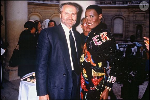 Nièce de Gianni Versace ! 

Gianni Versace et Grace Jones en 1989