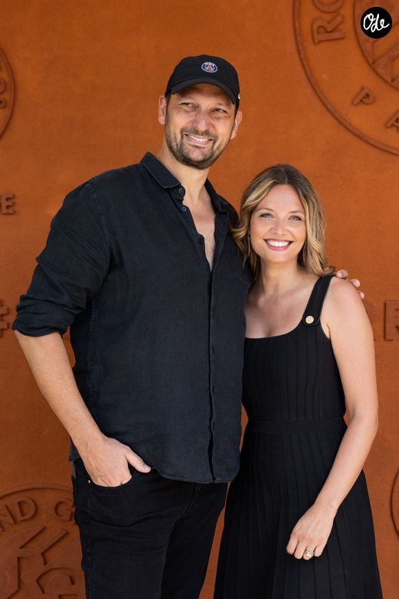 L’animateur, lui, est devenu vegan progressivement après avoir commencé par une alimentation pescetarienne et s’être interrogé sur l’impact de la pêche et de l’élevage.

Eric Antoine et sa femme Gennifer Demey au village lors des Internationaux de France de Tennis de Roland Garros 2026. Paris, le 1er juin 2026. © Jacovides / Moreau / Bestimage
