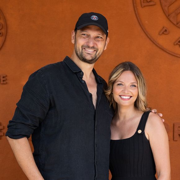 L’animateur, lui, est devenu vegan progressivement après avoir commencé par une alimentation pescetarienne et s’être interrogé sur l’impact de la pêche et de l’élevage.

Eric Antoine et sa femme Gennifer Demey au village lors des Internationaux de France de Tennis de Roland Garros 2026. Paris, le 1er juin 2026. © Jacovides / Moreau / Bestimage