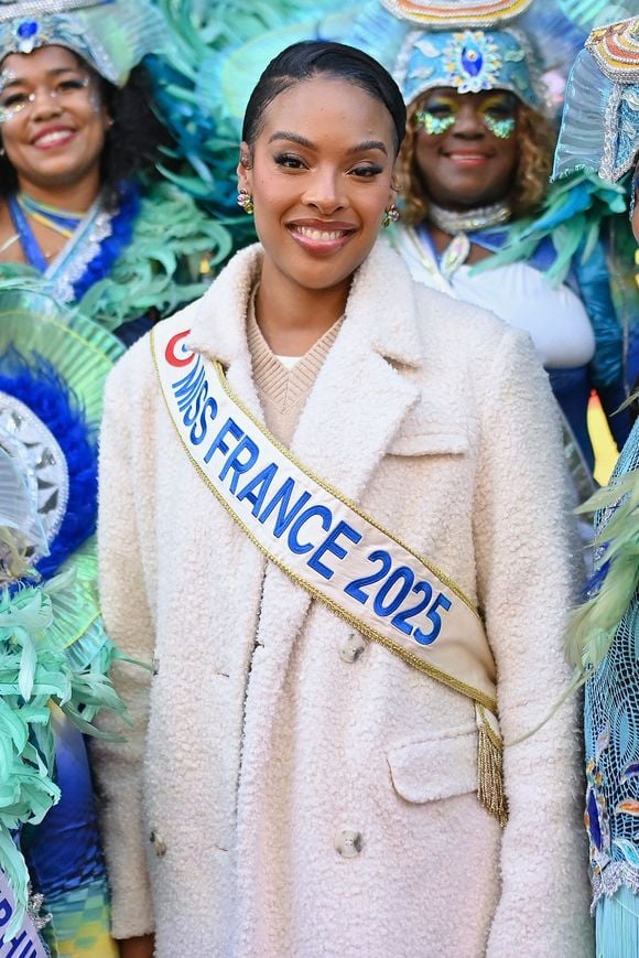 Frédéric Gilbert n’était pas au courant mais a soutenu sa décision.

Miss France 2025 Angelique Angarni-Filopon pose lors du TRANSAT CAFE L OR le 24 octobre 2025 au Havre, France. Photo par Franck Castel/ABACAPRESS.COM