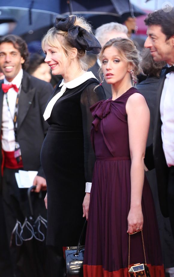 Julie Depardieu enceinte et Ludivine Sagnier lors de la montée des marches du film Therese Desqueroux au Festival de Cannes le 27 mai 2012. Photo par JACOVIDES-BORDE-MOREAU / BESTIMAGE