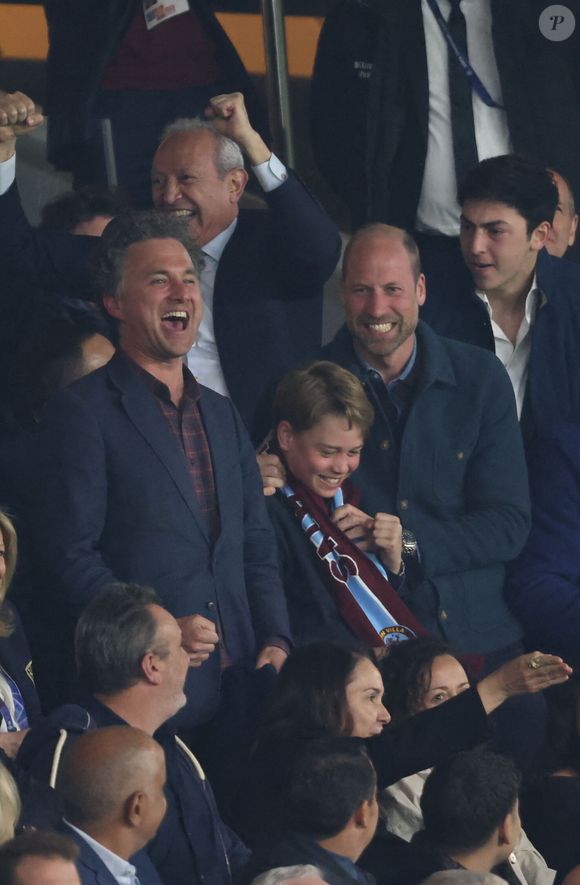 Le prince William, prince de Galles, et son fils, le prince George de Galles, laissent éclater leur joie suite au but marqué par M.Rogers (Aston Villa) lors du match aller de la Ligue des Champions face au PSG au Parc des Princes, le 9 avril 2025.
© Cyril Moreau / Bestimage