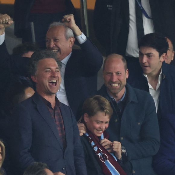 Le prince William, prince de Galles, et son fils, le prince George de Galles, laissent éclater leur joie suite au but marqué par M.Rogers (Aston Villa) lors du match aller de la Ligue des Champions face au PSG au Parc des Princes, le 9 avril 2025.
© Cyril Moreau / Bestimage