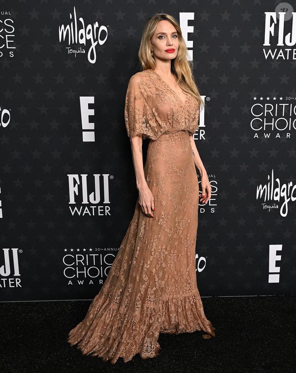 Angelina Jolie au photocall de la 30ème édition des Critics Choice Awards au Barker Hangar à Santa Monica le 7 février 2025.