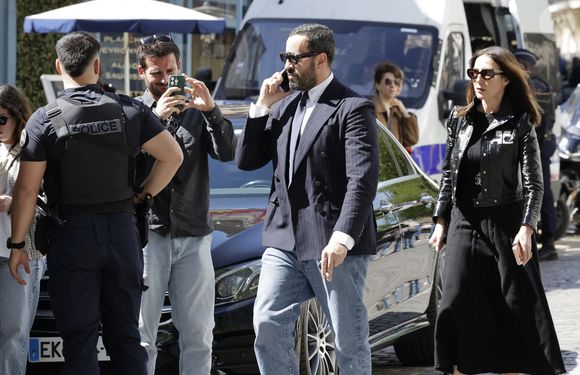 Jonathan Cohen ,Elsa Zylberstein - Arrivées aux obsèques de Nadia Farès en l'église Saint-Jean-de-Montmartre à Paris, le 24 avril 2026. N.Farès est décédée le 17 avril 2026 quelques jours après un "incident cardiaque" survenu le 12 avril 2026 dans la piscine du complexe sportif, Blanche (9ème). Dominique Jacovides - Olivier Borde / Bestimage