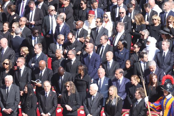 Prince William Windsor;Olaf Scholz;Rania of Jordan;Abdullah II of Jordan;Ignazio La Russa;Giorgia Meloni;Laura Mattarella;Sergio Mattarella;?;Javier Milei - Les dirigeants et les têtes couronnées, venus du monde entier, assistent aux funérailles du pape François sur la place Saint-Pierre au Vatican à Rome, le 26 avril 2025.