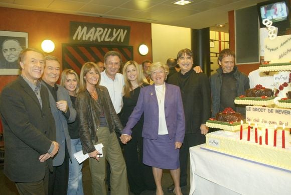 Dans les coulisses de L'Olympia à Paris, en France, à l'occasion de l'émission rendant hommage à Jacques Brel pour le 25 ième anniversaire de sa disparition, Michel DRUCKER fête ses 61 ans, entouré par, Salvatore ADAMO, Marcel AZZOLA, Julie ZENATTI, Dominique CANTIEN, Lara FABIAN, Miche BREL, la veuve du chanteur, Serge LAMA et Jean-François BERNARDINI le 12 septembre 2003.  
©Christophe Aubert via Bestimage