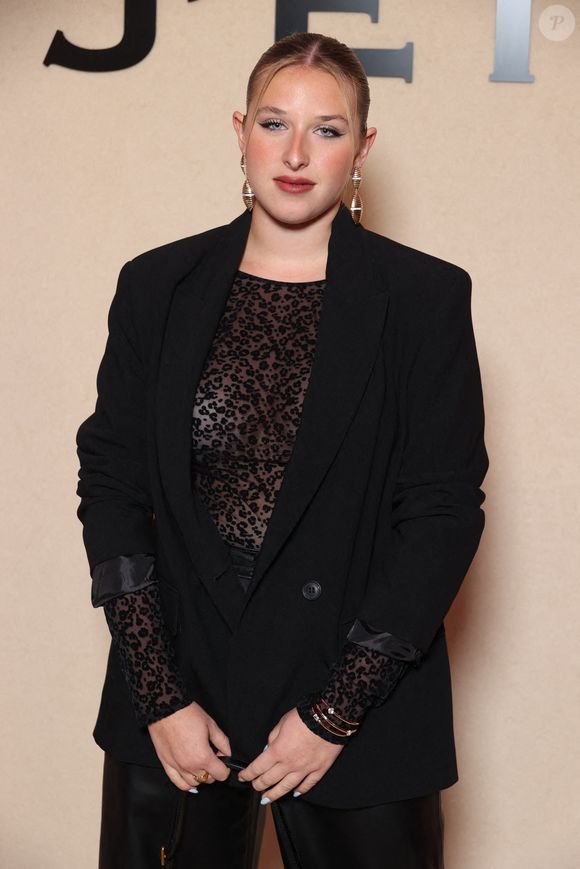 Elle doit faire une pause pour protéger ses cordes vocales et assurer la suite de sa tournée...

Helena Bailly assiste au défilé ETAM Womenswear printemps/été 2026 dans le cadre de la semaine de la mode à Paris, France, le 25 septembre 2025. © Jerome Domine/Abacapress.com
