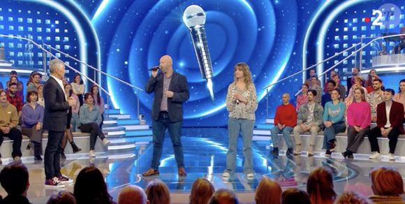 Nagui sur le plateau de "N'oubliez pas les paroles" sur France 2.