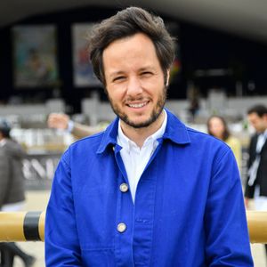 “Il paraît que tu fus face à moi dans la salle, que tu chantais mes chansons avec ta maman ; alors je t’emporte avec moi dans les prochaines que j’écrirai”, poursuit Vianney

Le chanteur Vianney à la reconnaissance du prix Barnes lors de la 10ème édition du "Longines Paris Eiffel Jumping" à la Plaine de Jeux de Bagatelle à Paris, France, le 22 juin 2024. © Perusseau-Veeren/Bestimage