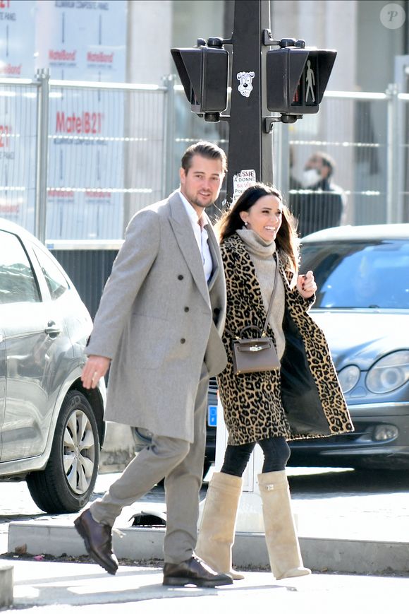 Les tourtereaux ont décidé de partir quelques jours à Venise pour leurs noces de coton.

Exclusif - Capucine Anav et son compagnon Victor sont allés choisir leurs alliances pour leur futur mariage, à la bijouterie Galeries Lafayette - Royal Quartz Paris rue Royal à Paris, France, le 7 février 2022.