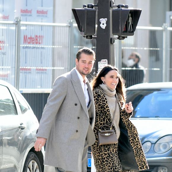 Les tourtereaux ont décidé de partir quelques jours à Venise pour leurs noces de coton.

Exclusif - Capucine Anav et son compagnon Victor sont allés choisir leurs alliances pour leur futur mariage, à la bijouterie Galeries Lafayette - Royal Quartz Paris rue Royal à Paris, France, le 7 février 2022.