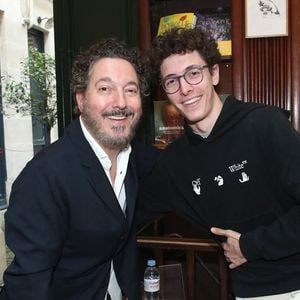 étant donné que l'adolescent de 18 ans a quitté la France.
Guillaume Gallienne et son fils Tado Gallienne - Guillaume Gallienne dédicace son livre "Le buveur de brume" à la Galerie Galignani à Paris, France, le 13 Mai 2025. © Bertrand Rindoff / Bestimage