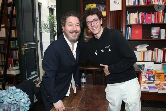 étant donné que l'adolescent de 18 ans a quitté la France.

Guillaume Gallienne et son fils Tado Gallienne - Guillaume Gallienne dédicace son livre "Le buveur de brume" à la Galerie Galignani à Paris, France, le 13 Mai 2025. © Bertrand Rindoff / Bestimage