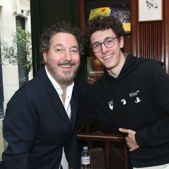 étant donné que l'adolescent de 18 ans a quitté la France.

Guillaume Gallienne et son fils Tado Gallienne - Guillaume Gallienne dédicace son livre "Le buveur de brume" à la Galerie Galignani à Paris, France, le 13 Mai 2025. © Bertrand Rindoff / Bestimage