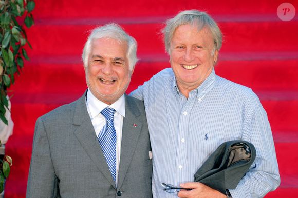 Jean-Claude Brialy et Claude Rich posent lors d'un photocall au 7ème Festival de la fiction TV à Saint-Tropez, France, le 17 septembre 2005. Photo par Gerald Holubowicz/ABACAPRESS.COM