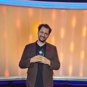 Exclusif - Éric Antoine a reçu son prix sur le plateau de La Roue De La Fortune - © Jack Tribeca / Bestimage