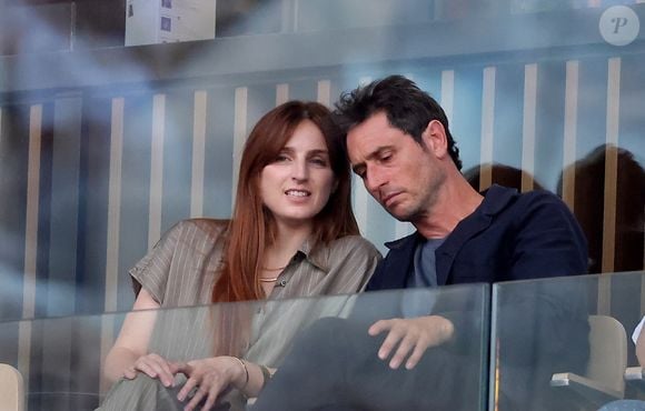 Alison Wheeler et Jérémie Elkaïm dans les tribunes (night session) lors des Internationaux de France de Tennis de Roland Garros 2025, le 31 mai 2025 à Paris. 
© Dominique Jacovides / Bestimage