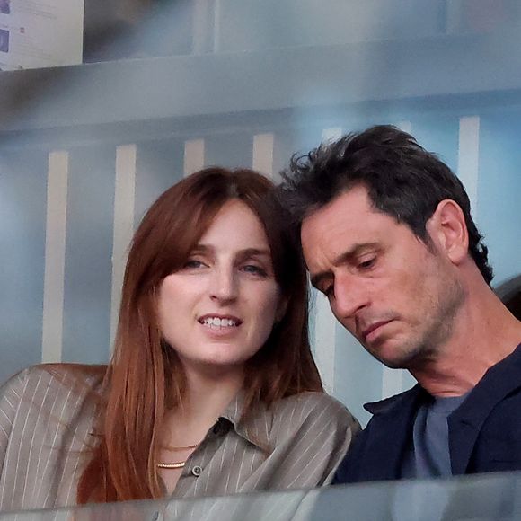 Alison Wheeler et Jérémie Elkaïm dans les tribunes (night session) lors des Internationaux de France de Tennis de Roland Garros 2025, le 31 mai 2025 à Paris. 
© Dominique Jacovides / Bestimage