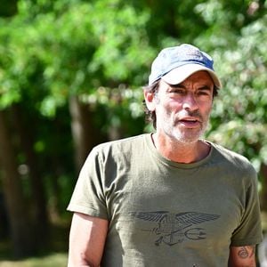 Un an jour pour jour après le décès d'Alain Delon, son fils Anthony lui a rendu hommage au domaine familial de Douchy dans le Loiret, France, le 18 août 2025.
© Christian Liewig/Bestimage