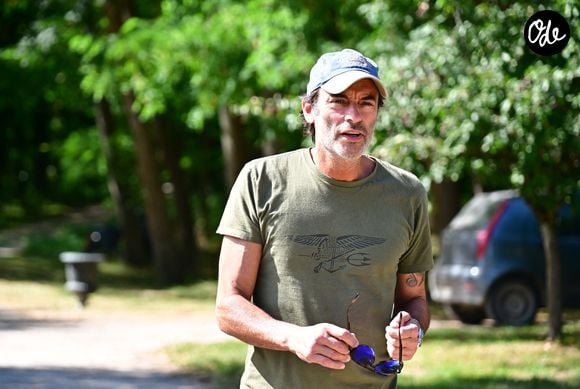 Un an jour pour jour après le décès d'Alain Delon, son fils Anthony lui a rendu hommage au domaine familial de Douchy dans le Loiret, France, le 18 août 2025.

© Christian Liewig/Bestimage
