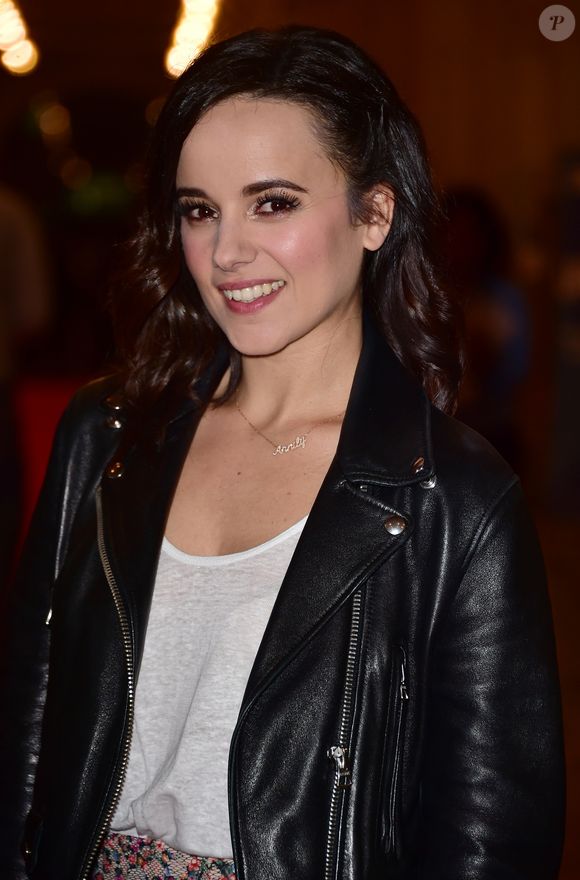 L'attelle de Maggy a même été personnalisée. 

Archives - Alizée sur un plateau de télévision pour le Téléthon.