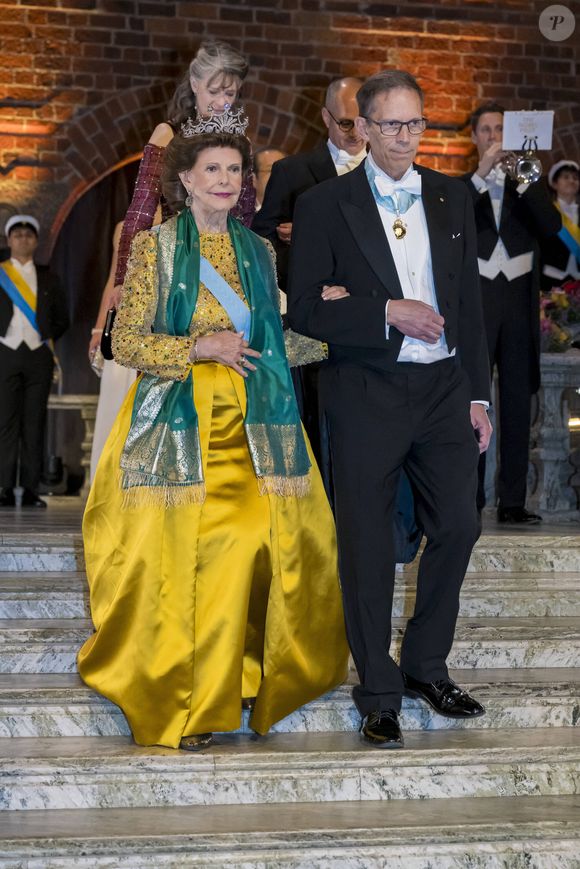 Thomas Perlmann, La reine Silvia de Suède, Le banquet du prix Nobel 2025 à l'hôtel de ville de Stockholm, en Suède, le 10 décembre 2025. 

Photo : Dana Press / Bestimage