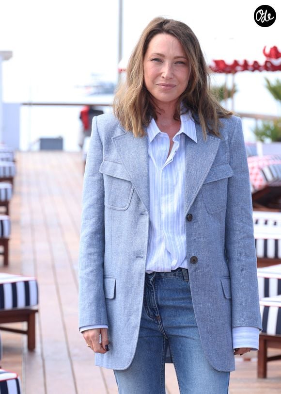 Laura Smet lors du photocall de "Surface" sur la plage du Majestic lors du festival CanneSeries saison 8 à Cannes, France, le 28 avril 2025. © Denis Guignebourg/Bestimage