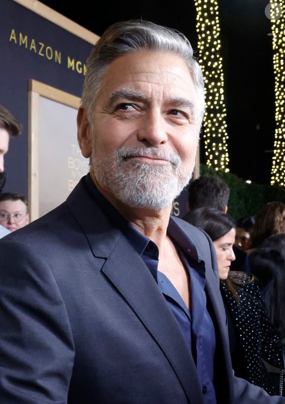 Selon les informations d'"Hello", le père de famille aurait abandonné sa chevelure grise pour les besoins de la pièce, qui est l'adaptation de son long-métrage Good Night, and Good Luck dévoilé en 2005.


George Clooney - Première du film "The Boys in The Boat" à Los Angeles, le 11 décembre 2023. (Photo Press Service / BESTIMAGE).