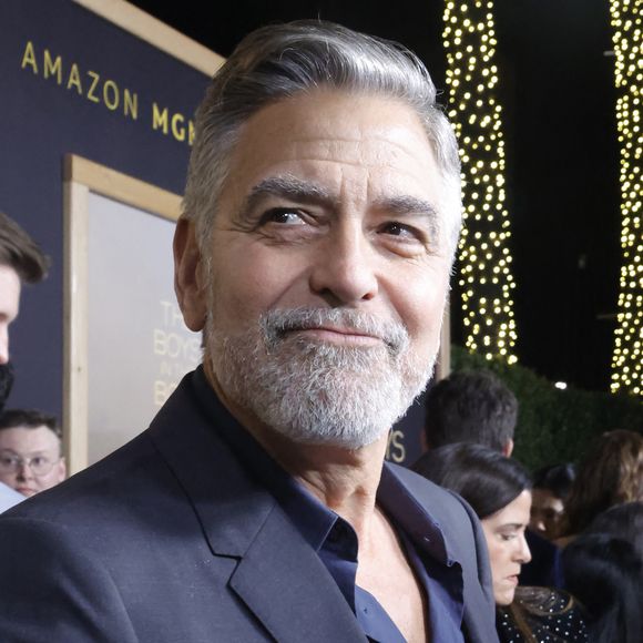 Selon les informations d'"Hello", le père de famille aurait abandonné sa chevelure grise pour les besoins de la pièce, qui est l'adaptation de son long-métrage Good Night, and Good Luck dévoilé en 2005.


George Clooney - Première du film "The Boys in The Boat" à Los Angeles, le 11 décembre 2023. (Photo Press Service / BESTIMAGE).