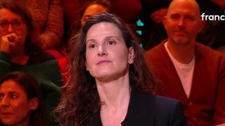 "Elle est tombée amoureuse d’une femme" : Justine Lévy évoque la vie sentimentale de sa mère, la première épouse de Bernard-Henri Lévy