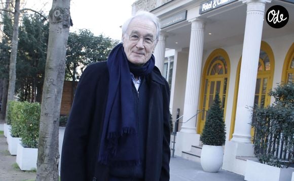 Bernard Le Coq - Arrivées des people lors de l'enregistrement de l'émission "Vivement Dimanche" au Studio Gabriel à Paris le 12 décembre 2022. L'émission sera diffusée le 25 décembre 2022.
