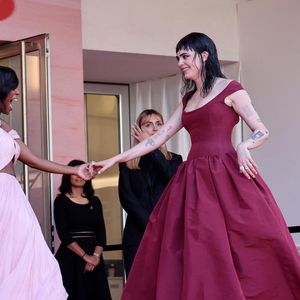 Aja Naomi King et Cara Delevingne - Montée des marches du film "The history of sound" lors du 78ème Festival International du Film de Cannes, au Palais des Festivals à Cannes. Le 21 mai 2025. © Jacovides-Moreau / Bestimage