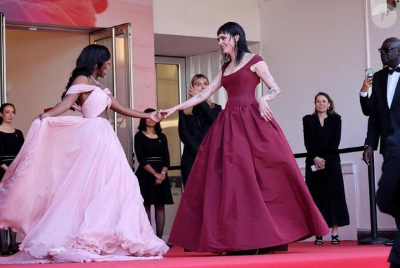 Aja Naomi King et Cara Delevingne - Montée des marches du film "The history of sound" lors du 78ème Festival International du Film de Cannes, au Palais des Festivals à Cannes. Le 21 mai 2025. © Jacovides-Moreau / Bestimage