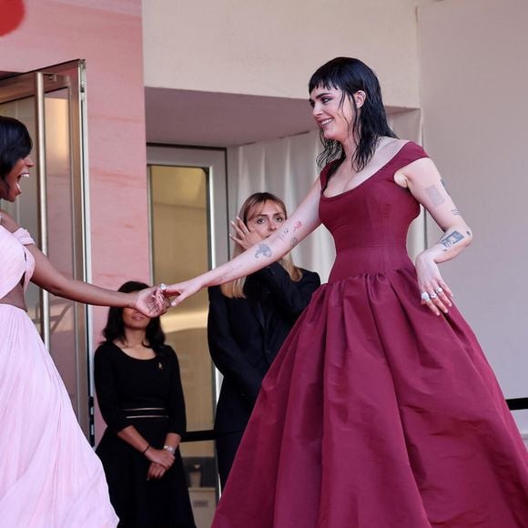 Aja Naomi King et Cara Delevingne - Montée des marches du film "The history of sound" lors du 78ème Festival International du Film de Cannes, au Palais des Festivals à Cannes. Le 21 mai 2025. © Jacovides-Moreau / Bestimage