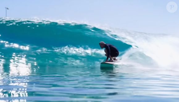 "Nous interrompons votre programme pour vous délivrer un message important", a légendé Meghan Markle sous son post tout en ajoutant un émoji tête de renard qui semble être un affectueux clin d'oeil dont eux seuls ont le secret !

Le prince Harry en pleine séance de surf - images relayées par son épouse Meghan Markle sur Instagram ce vendredi 22 août 2025. (Capture d'écran).