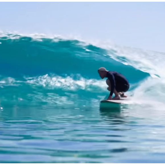 "Nous interrompons votre programme pour vous délivrer un message important", a légendé Meghan Markle sous son post tout en ajoutant un émoji tête de renard qui semble être un affectueux clin d'oeil dont eux seuls ont le secret !

Le prince Harry en pleine séance de surf - images relayées par son épouse Meghan Markle sur Instagram ce vendredi 22 août 2025. (Capture d'écran).