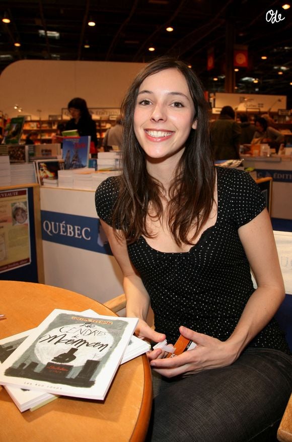 Lolita Séchan, fille du chanteur Renaud, pose lors de la dernière journée du Salon du Livre de Paris, qui s'est tenu à la Porte de Versailles, à Paris, en France, le 27 mars 2007. Photo de Denis Guignebourg/Abaca
