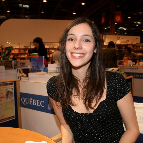 Lolita Séchan, fille du chanteur Renaud, pose lors de la dernière journée du Salon du Livre de Paris, qui s'est tenu à la Porte de Versailles, à Paris, en France, le 27 mars 2007. Photo de Denis Guignebourg/Abaca