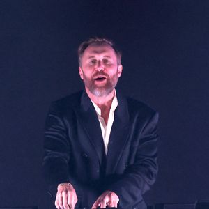 Cette année, le clan Guetta s'est déplacé en force. Son fils aîné Elvis s'amusait sur scène à ses côtés et sa fille Angie profitait de l'expérience au cœur de la foule.

Le 10 mai 2025, Huntington Beach, Californie, États-Unis. David Guetta se produit sur scène lors de l'émission iHeartRadio's 102.7 KIIS FM Wango Tango.

© Casey Flanigan/SOPA Images via ZUMA Press Wire