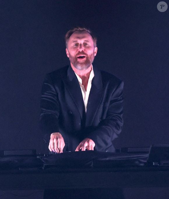 Cette année, le clan Guetta s'est déplacé en force. Son fils aîné Elvis s'amusait sur scène à ses côtés et sa fille Angie profitait de l'expérience au cœur de la foule.

Le 10 mai 2025, Huntington Beach, Californie, États-Unis. David Guetta se produit sur scène lors de l'émission iHeartRadio's 102.7 KIIS FM Wango Tango.

© Casey Flanigan/SOPA Images via ZUMA Press Wire
